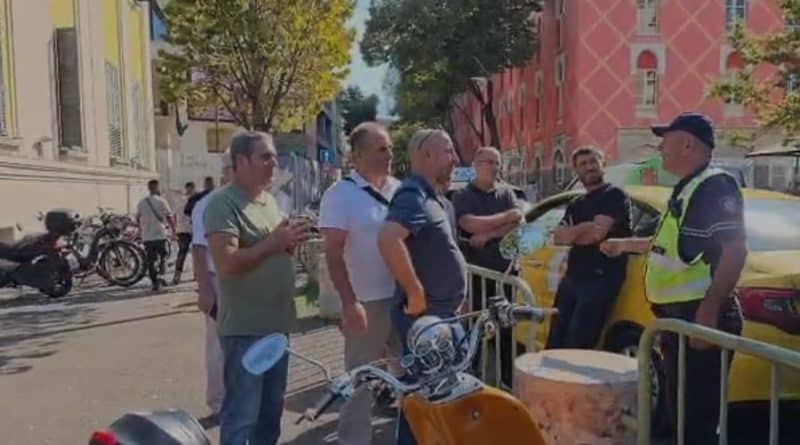 Protestë para Bashkisë së Tiranës/ Sindikata e punonjësve të transportit ngre shqetësimet