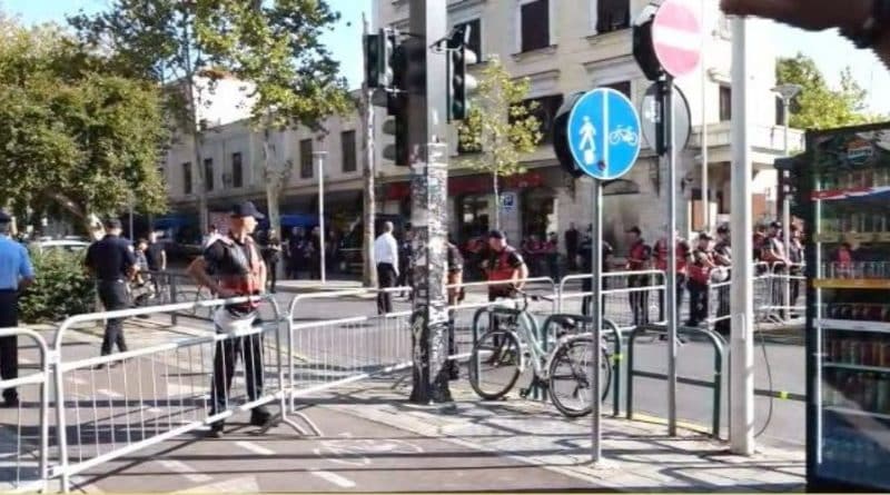 Sot seancë plenare dhe protestë në Tiranë/ Policia merr masa, bllokon me gardh metalik rrugën që të çon te Kuvendi