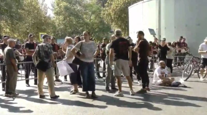 Protestuesit “blindojnë” disa zona të kryeqytetit, Kuvendin, SPAKUN dhe Gjykatën e Tiranës