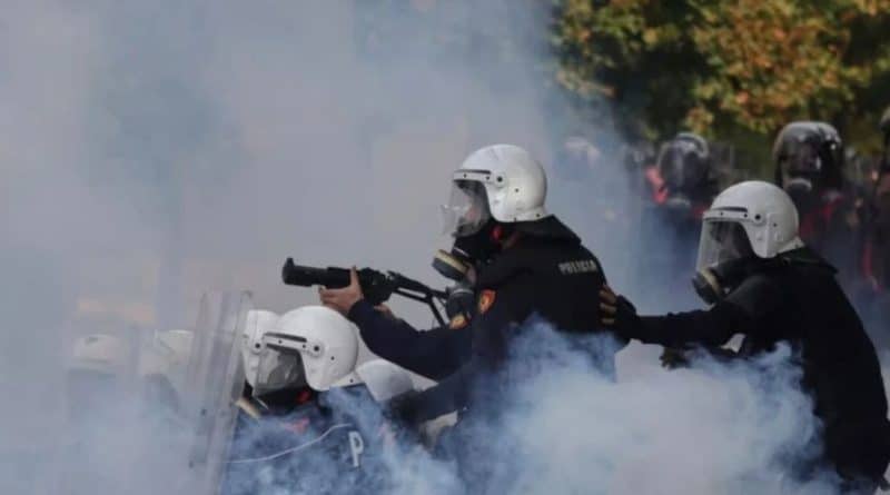 “Situatë alarmante”/ Kongresmeni amerikan dënon dhunën e policisë ndaj protestuesve në Shqipëri